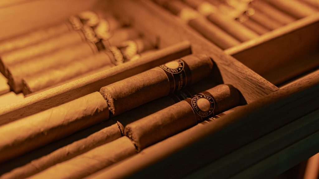 תקריב של מגירת אחסון סיגרים בארון EuroCave Humidor, עם סיגרים מאוחסנים בקפידה בתנאי לחות אידיאליים.