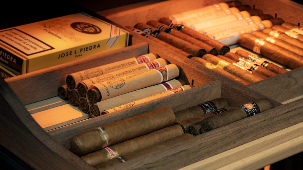 מגירת אחסון לסיגרים בארון EuroCave Humidor, מציגה סיגרים וקופסאות אחסון מובחרות בתנאי שימור מבוקרים.