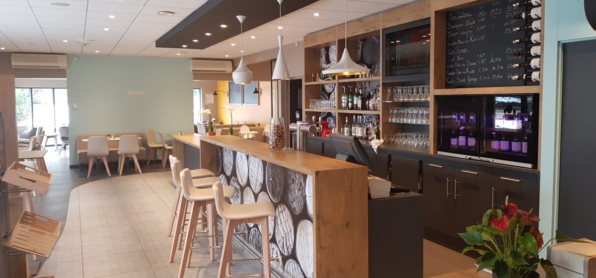 בר יין במלון IBIS ב-NUITS SAINT GEORGES, מציג תצוגת יין יוקרתית עם מערכות מזיגה מתקדמות מבית EuroCave.