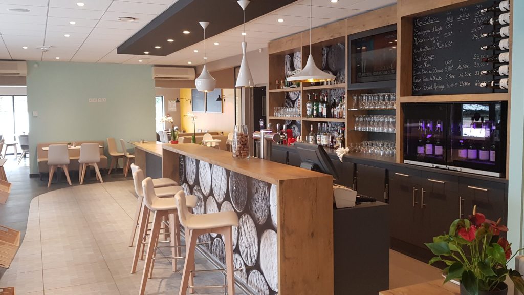 בר יין במלון IBIS ב-NUITS SAINT GEORGES, מציג תצוגת יין יוקרתית עם מערכות מזיגה מתקדמות מבית EuroCave.