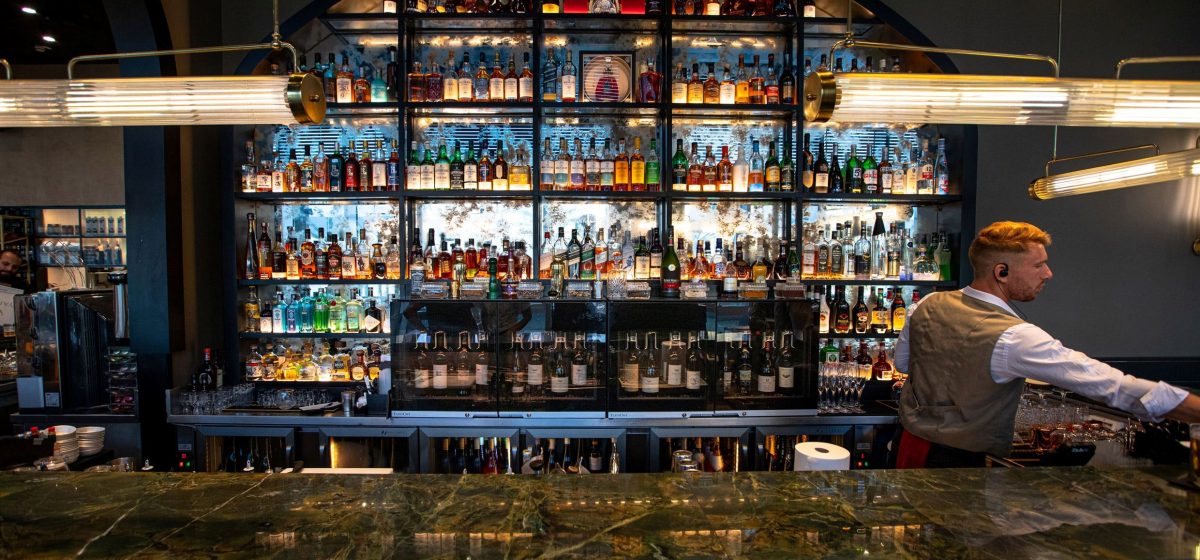 בר יין במסעדת SINTA BAR בחיפה, ישראל, עם מערכת מזיגת יין אוטומטית השומרת על טריות היין לאורך זמן.