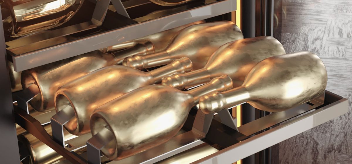 מגירת אחסון נשלפת למקרר שמפניה EuroCave Divine, מציגה בקבוקי שמפניה מוזהבים המאוחסנים בתנאי קירור מושלמים.
