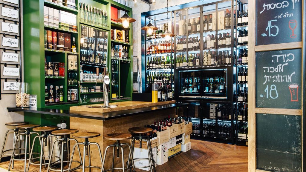 תצוגת יין מקצועית בחנות WINE WISE בשוק צפון, עם מערכות מזיגה ואחסון מתקדמות לשימור מושלם של בקבוקי יין.