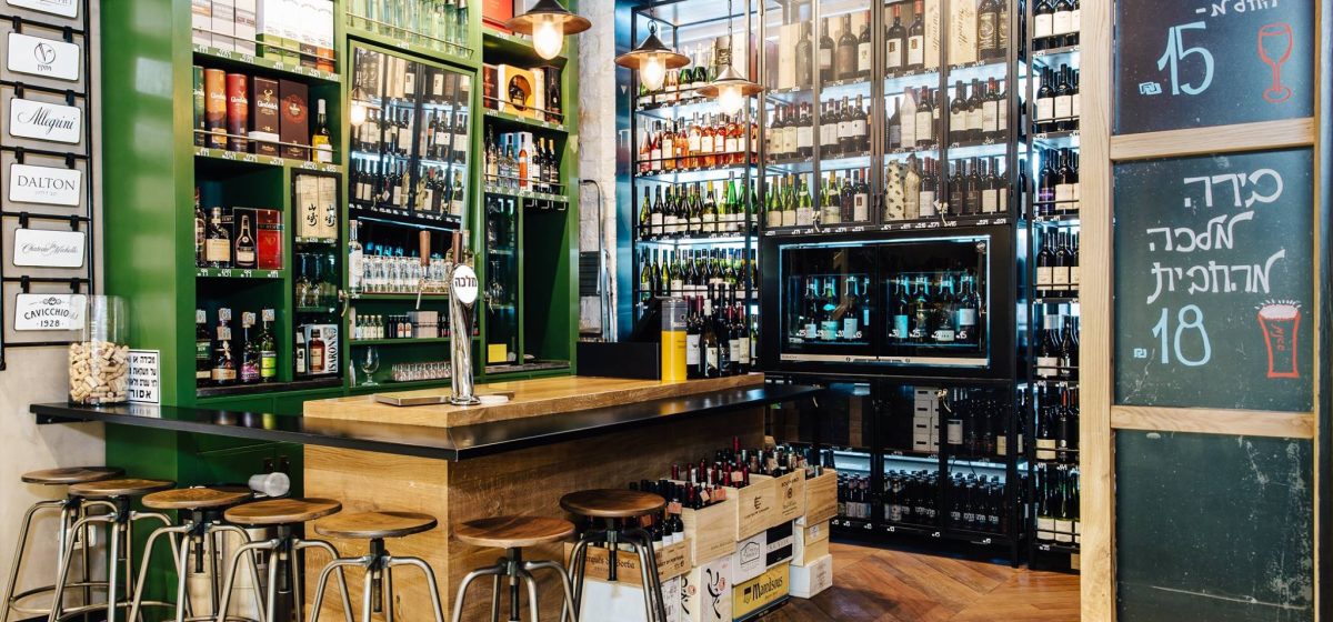 תצוגת יין מקצועית בחנות WINE WISE בשוק צפון, עם מערכות מזיגה ואחסון מתקדמות לשימור מושלם של בקבוקי יין.
